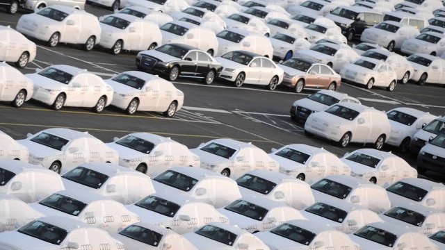 <p>
	В някои заводи новите коли залежават. <em>Снимка: Ройтерс</em></p>
