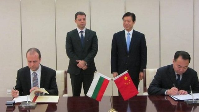 <p>
	<em><font><font face="Arial,sans-serif" size="2"><span lang="en-US" style="font-size:10pt;">В присъствието на Делян Добрев и Джун Шан бе подписан меморандум за сътрудничество в областта на насърчаването на инвестициите между двете държави. Снимка: МИЕТ</span></font></font></em></p>
