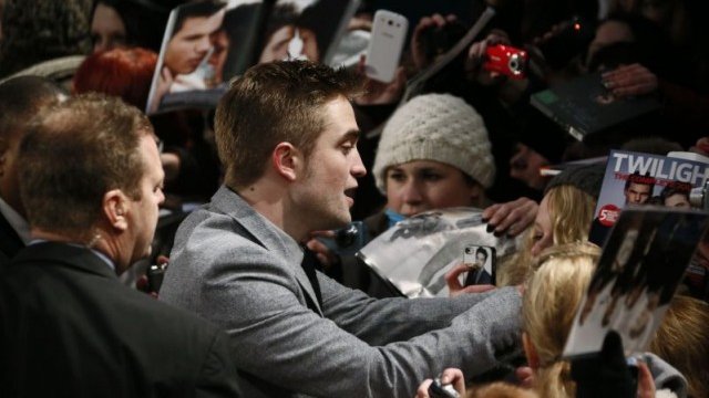 <p>
	Актьорът Робърт Патисън, който изпълнява главна роля в сагата &quot;Здрач&quot;, раздава автографи на екзалтирани почитатели. <em>Снимка: Ройтерс</em></p>
