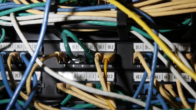 <p>
	&nbsp;Две трети от консумираната през миналата година от мрежови устройства енергия са били прахосани. <em>Снимка: архив Ройтерс</em></p>
