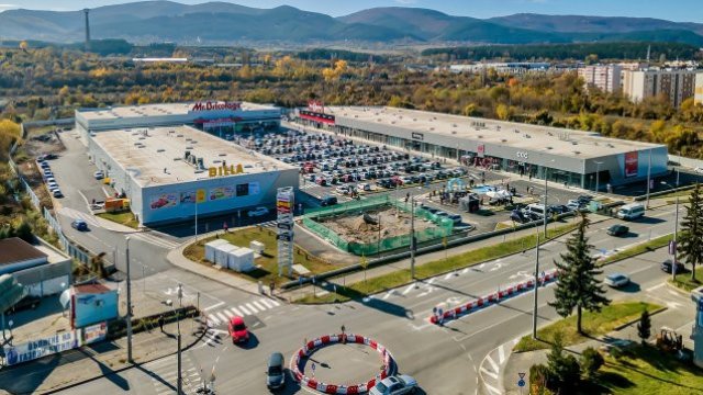 Снимка: Ритейл Парк Перник Плаза.