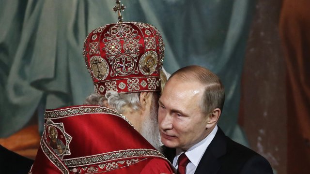 Руският патриарх Кирил (вляво) и президентът Путин показват близки отношения. Снимка:  EPA/YURI KOCHETKOV