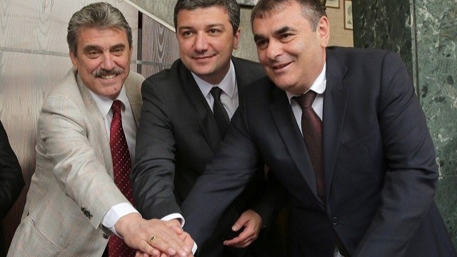 <p>
	Шефът на АЕЦ &quot;Козлодуй&quot; Иван Генов (вляво) и министрите Стойнев (в средата) и Папазов (вдясно) валидираха марка за АЕЦ &quot;Козлодуй&quot;. Снимка:<em> БТА</em></p>
