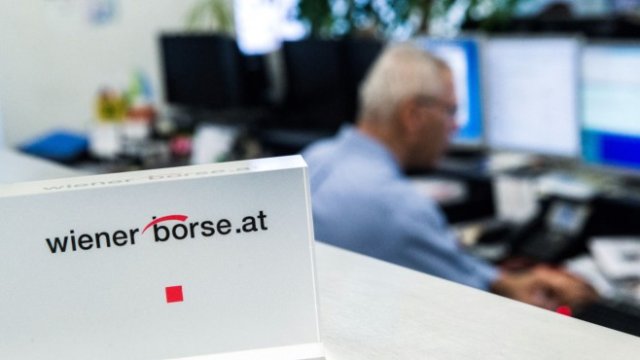 <p>
	Залата за търговия на борсата във Виена. <em>Снимка:&nbsp;Akos Stiller/Bloomberg</em></p>

