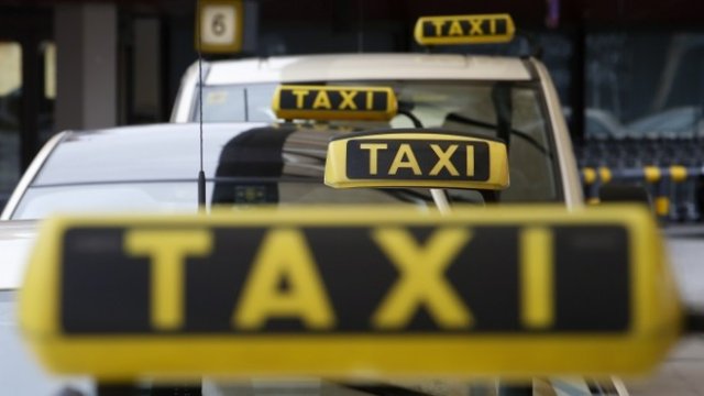 <p>
	Таксита на берлинското летище Тегел. <em>Снимка: Архив Ройтерс</em></p>

