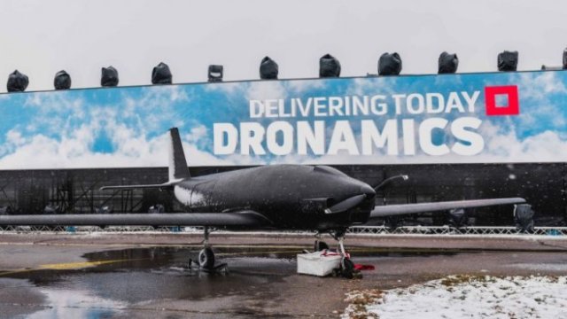 <p>
	Безпилотният самолет за превоз на товари на &quot;Дронамикс&quot; Black Swan беше представен на Летище София в края на 2021 г. <em>Снимка: Дронамикс Кепитъл АД</em></p>
