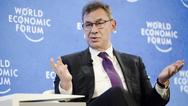 <p>
	Главният изпълнителен директор на Pfizer Алберт Бурла по време на изказването си в Давос. <em>Снимка:&nbsp;&nbsp;EPA/LAURENT GILLIERON</em></p>
