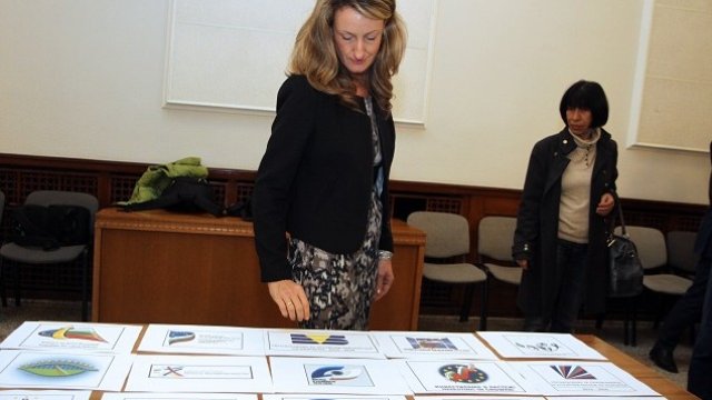 <p>
	В Министерски съвет вицепремиерът Зинаида Златанова разглежда предложенията на участниците в конкурса за новото лого и слоган на европейските фондове. <em>Снимка: БТА</em></p>
