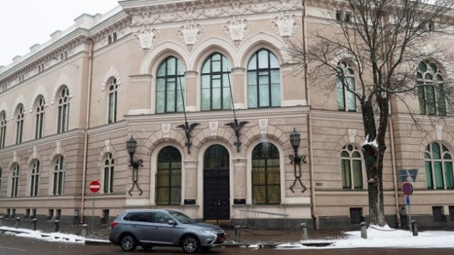 <p>
	Сградата на Латвийската централна банка. <em>Снимка: Ройтерс</em></p>
