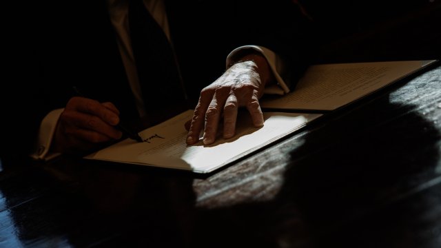 Доналд Тръмп подписва президентски указ в Овалния кабинет. Снимка: Samuel Corum/Sipa/Bloomberg