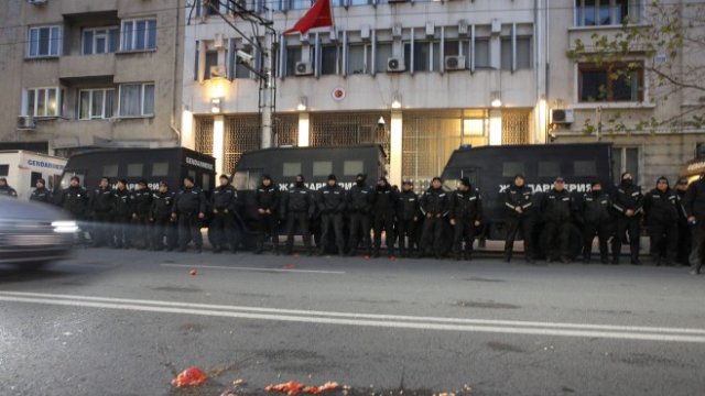 <p>
	До напрежение между присъстващи и полиция се стигна на протест пред турското посолство в София.&nbsp;<em>Снимка: Димитър Кьосемарлиев, Investor Media Group</em></p>
