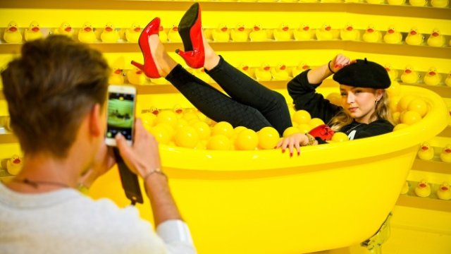 <p>
	Момиче позира за снимка в пригодения за Instagram музей Cali Dreams в Дюселдорф. <em>Снимка: EPA/SASCHA STEINBACH</em></p>
