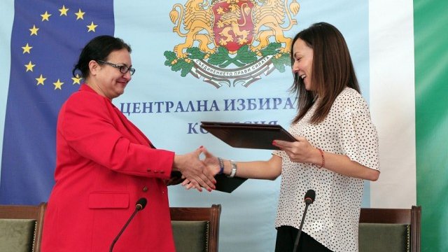<p>
	ЦИК и Съветът за електронни медии подписаха на 28 септември&nbsp;споразумение във връзка с кампанията за предстоящите президентски избори на 6 ноември. Документът бе подписан от председателя на ЦИК Ивилина Алексиева (л) и председателя на СЕМ Мария Стоянова. <em>Снимка: БТА</em></p>

