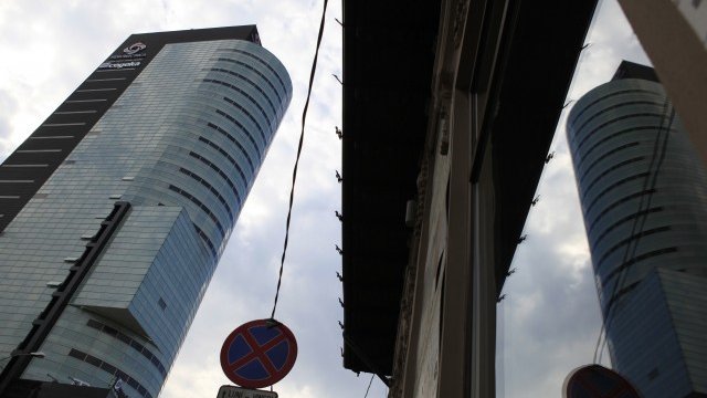 <p>
	Новият 26-етажен офис център Bucharest Tower Center в румънската столица. <em>Снимка: Ройтерс</em></p>
