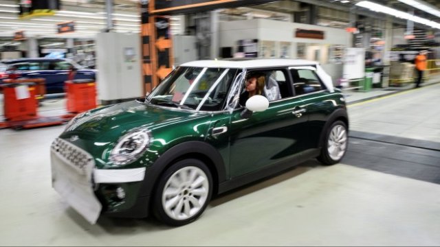 <p>
	Британският завод в Коули, до Оксфорд. <em>Снимка: Ройтерс</em></p>
