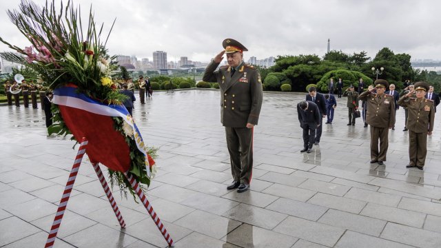 Руският министър на отбраната Сергей Шойгу участва в церемония по полагане на венци пред Паметника на освобождението в Пхенян. Снимка: EPA/БГНЕС