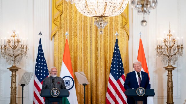 Премиерът на Индия Нарендра Моди (вляво) и държавният глава на САЩ Доналд Тръмп (вдясно) по време на среща в Белия дом. Снимка: Bloomberg L.P.