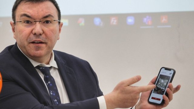 <p>
	<em>Българският министър на здравеопазването Костадин Ангелов представя сертификатите за ваксинираните българи. Снимка: Димитър Кьосемарлиев, Investor Media Group</em></p>
