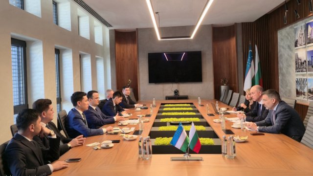 Министърът на инвестициите, промишлеността и търговията на Узбекистан Лазиз Кудратов (в средата отляво) и инж. Камен Пешов (в средата вдясно), председател на Надзорния съвет на &bdquo;Главболгарстрой Холдинг&ldquo;, обсъдиха следващи стъпки за развитието на партньорството си.