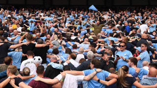 <p>
	Феновете на Манчестър Сити, след като отборът спечели Английската висша лига тази година. <em>Снимка: Bloomberg</em></p>
