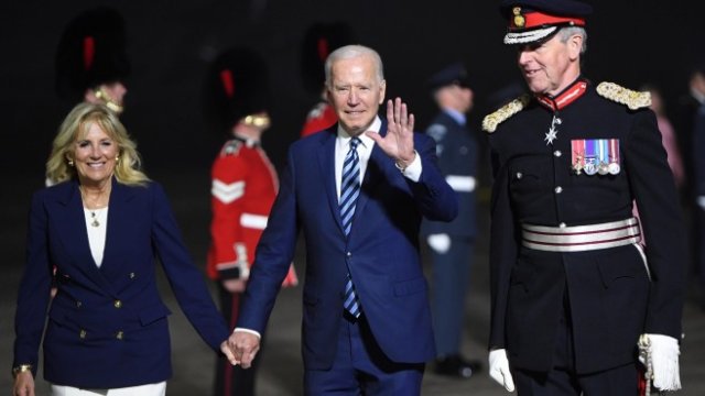 <p>
	<em>Джо Байдън пристигна във Великобритания. Снимка: Neil Hall/EPA/Bloomberg</em></p>
