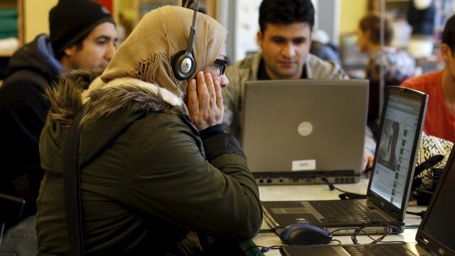 <p>
	Мигранти учат немски в център за бежанци в Дрезден. <em>Снимка: Ройтерс</em></p>
