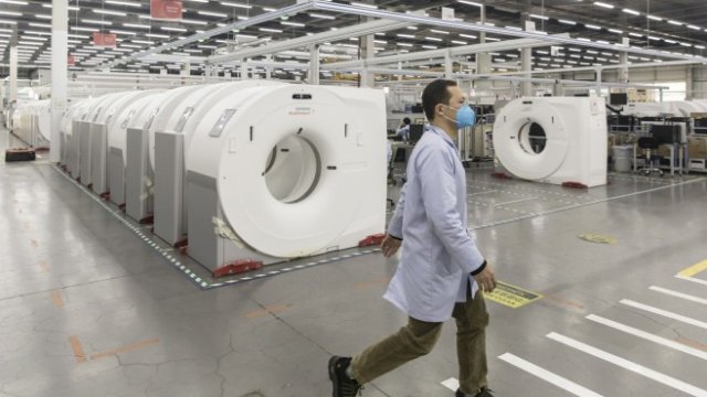 <p>
	Производство на апарати на&nbsp;Siemens Healthineers. <em>Снимка: Bloomberg LP</em></p>
