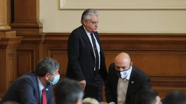 <p>
	Служебният вътрешен министър Бойко Рашков влиза в пленарната зала.&nbsp;<em>Снимка: Димитър Кьосемарлиев, Investor MediaGroup</em></p>
