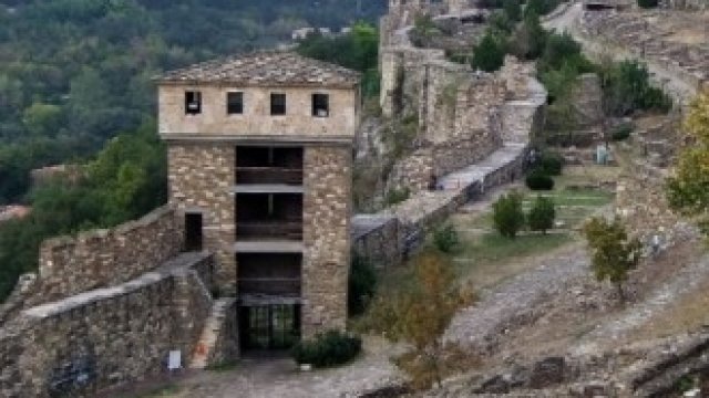 <p>
	<em>Музеят &bdquo;Царевград Търнов&ldquo; е разположен в подножието на крепостта Царевец</em>. Снимка: БТА</p>
