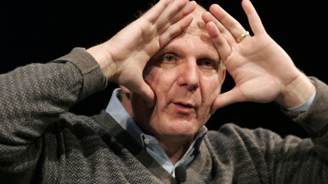 <p>
	Стив Балмър по време на своя лекция пред студенти в университета Стандфорд. <em>Снимка: Ройтерс</em></p>
