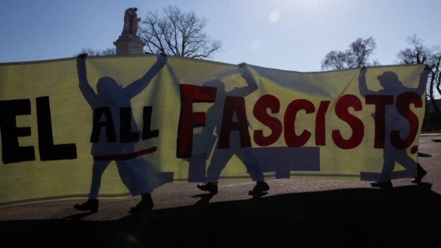 <p>
	<em>Превантивните протести срещу фашизма в САЩ не са излишни. Снимка: Bloomberg</em></p>
