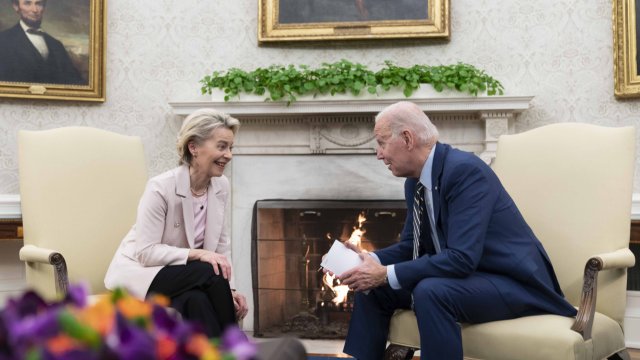 Фон дер Лайен (вляво) и американският президент Байдън в Белия дом. Снимка: Bonnie Cash/UPI/Bloomberg