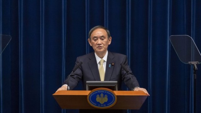 <p>
	Японският министър-председател Йошихиде Суга. <em>Снимка:&nbsp;Yuichi Yamazaki/Getty Images/Bloomberg</em></p>
