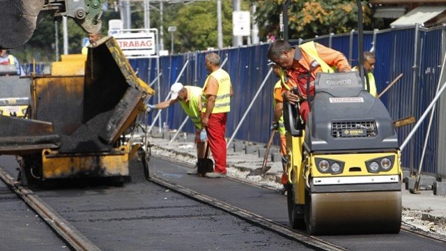 <p>
	Пътните проекти са значително по-малки, с изключение на недостроения участък на магистрала Струма, който още не е стартирал.&nbsp;<em>Снимка: Олег Попов, Investor Media Group</em></p>
