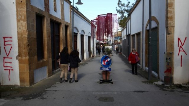 <p>
	Думата &quot;Да&quot; на гръцки и на турски език е изписана на стената на пункта &quot;Ледра&quot; в зоната, охранявана от ООН, в Никозия. Снимка: <em>Ройтерс</em></p>
