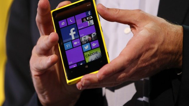 <p>
	Моделът Lumia 920. <em>Снимка: Ройтерс</em></p>
