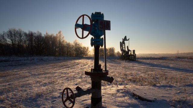 <p>
	Изпомпване на нефт в петролно поле при залез слънце в Русия. <em>Снимка: Andrey Rudakov/Bloomberg</em></p>

