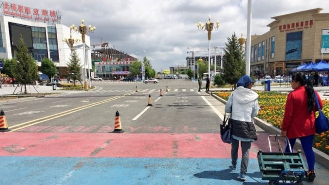 <p>
	<em>Жени преминават от Казахстан в Китай, Архив Ройтерс</em></p>
