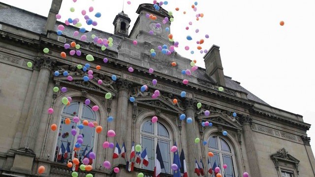 <p>
	Балони полетяха днес в Париж в памет на загиналите в терористичните атаки от 13 ноември 2015 г. <em>Снимка: Ройтерс</em></p>
