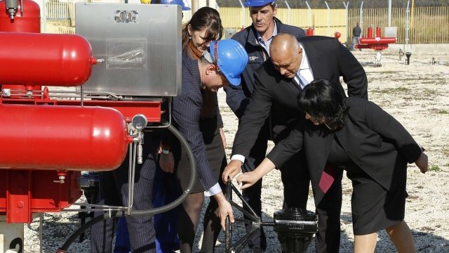 <p>
	Офциалните гости дават старт на работата на газовата връзка между България и Румъния. Снимка: <em>Министерски съвет</em></p>
