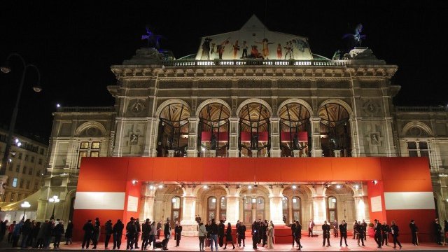 <p>
	Австрийската столица може да се похвали с наситен културен живот. <em>На снимката: Виенската опера, Ройтерс</em></p>
