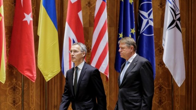 <p>
	<em>Генералният секретар на НАТО Йенс Столтенберг (вляво) и румънският президент Клаус Йоханис. Снимка: Архив Ройтерс</em></p>
