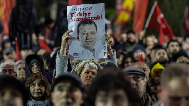 Привърженици на Екрем Имамоглу по време на шествие по повод първата година от задържането му. Снимка: Bloomberg LP