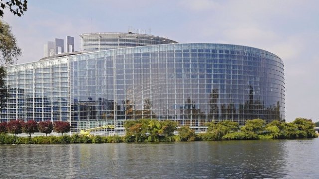 <p>
	Сградата на Европейския парламент в Страсбург. <em>Снимка: pixabay.com</em></p>
