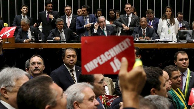 <p>
	Депутати от опозицията държат плакати с надписи &quot;Импийчмънт сега&quot;. <em>Снимка: Ройтерс</em></p>
