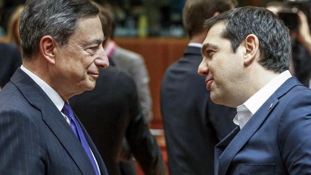 <p>
	Драги направи изявлението си след срещата си е европейските лидери, на която ги информира за състоянието на икономиката в еврозоната. На снимката: Заедно с гръцкия премиер Алексис Ципрас. <em>Снимка: Ройтерс</em></p>
