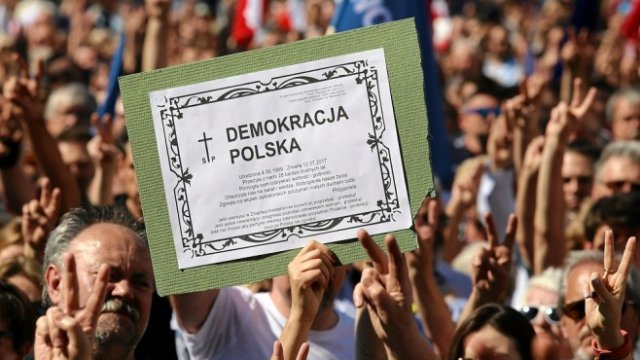 <p>
	От дни хиляди протестират срещу съдебната реформа в Полша. <em>Снимка: Архив Ройтерс</em></p>
