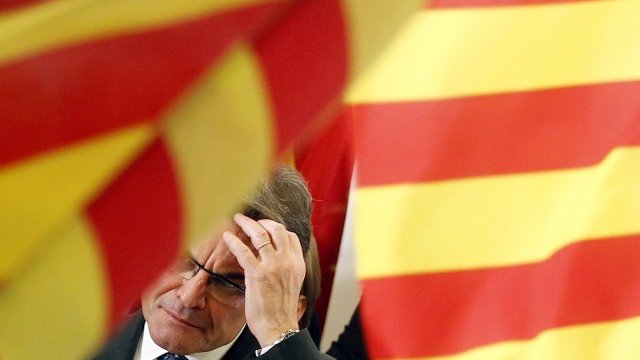 <p>
	Артур Мас едва ли е очаквал такъв нисък резултат на свиканите от него предсрочни избори. <em>Снимка: Ройтерс</em></p>
