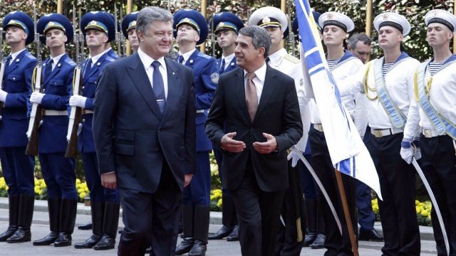 <p>
	Петро Порошенко (вляво) и Росен Плевнелиев в Киев. <em>Снимка: БТА</em></p>
