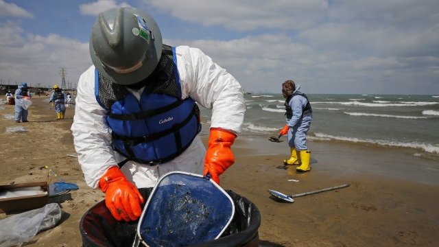 <p>
	Почистването на нефтения разлив от 2010 г. в Мексиканския залив продължава и до днес, като над една трета от нефта вече е събран. <em>Снимка: Ройтерс</em></p>
